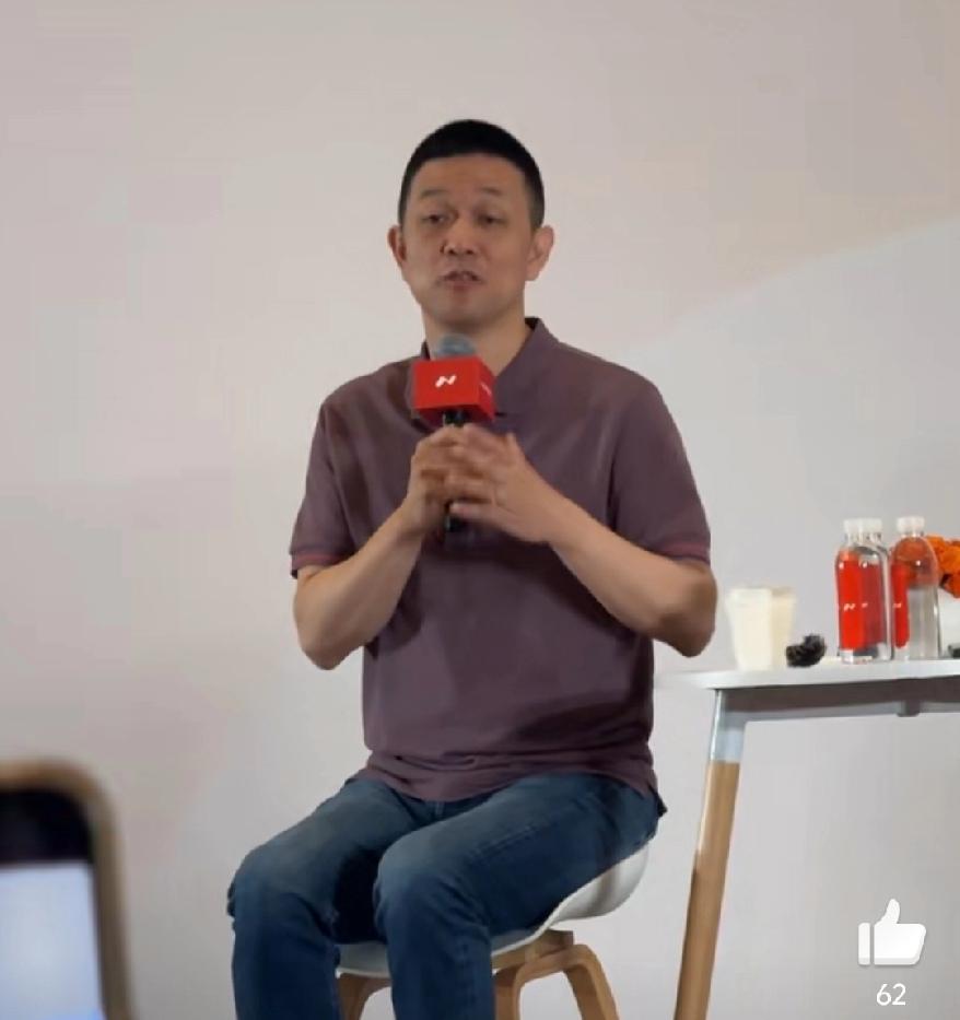 有关闪充和换电，李斌的看法是:蔚来也建立了很多充电桩，鼓励蔚来用户安装家充桩;