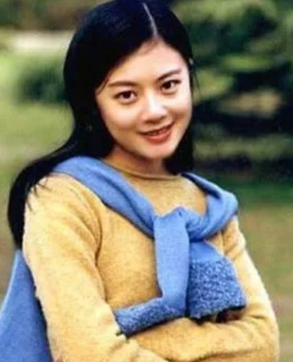 2004年，央视美女主持姜丰，嫁给英国富商，并且坚决放弃国籍，幻想着过上“英国贵