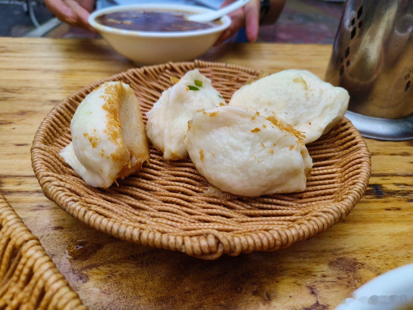 美食分享不可辜负的美食河南人的早餐离不开胡辣汤可搭配羊肉包子水煎包油条金丝饼烤