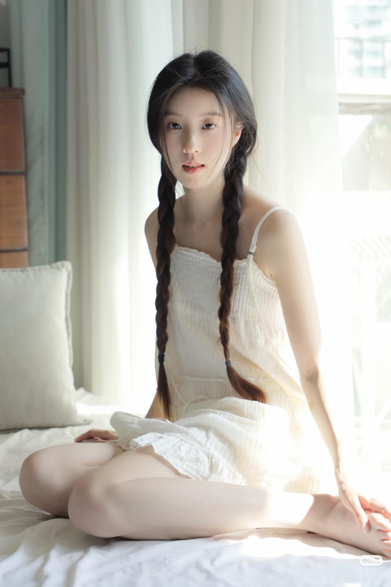 阳光洒进来的午后，少女坐在床上，温柔宁静。