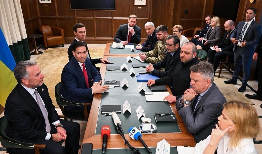 又与基辅的谈判因领土问题陷入僵局了。你瞧瞧，参会的老美代表：老特女婿库什纳、卢