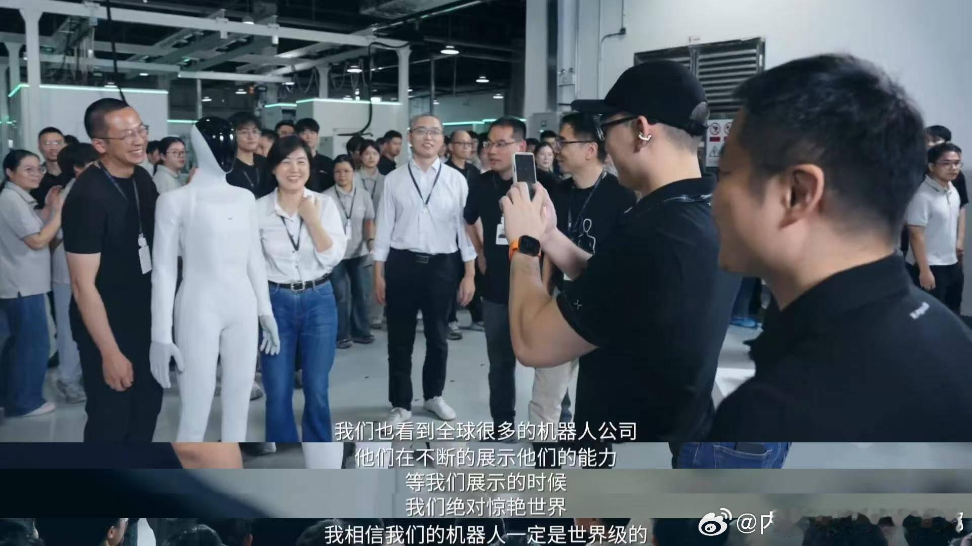 #人形机器人将替人去做高危工作#高危行业里人形机器人发挥巨大作用，替人类奔赴险境作业，不让劳动者拿健