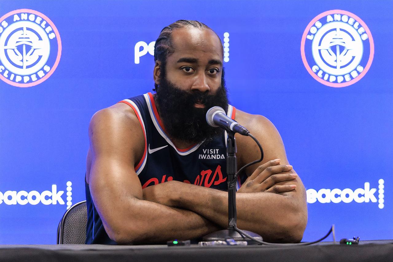 杜兰特：三弟，听说你公开表达了对球队轮换阵容使用的不满啦？？？哈登：小卡不打、