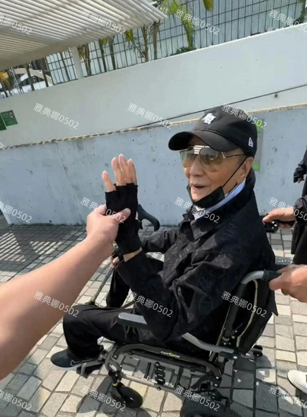 终于知道谢霆锋老爸为啥不去参加演唱会了，89岁的谢贤出行靠轮椅