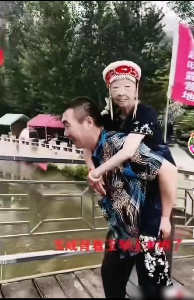 李玉成终于把马玉琴熬垮了！86岁的老太太瘦到脱相，体重不足80斤，可她一年直播能