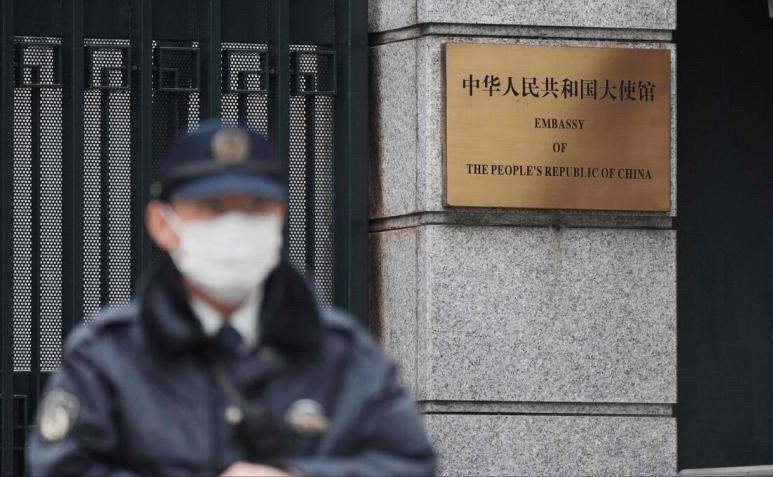 表态了，日本喊话中国当地时间4月14日，日本警方再次逮捕上月带刀闯入中国驻日本