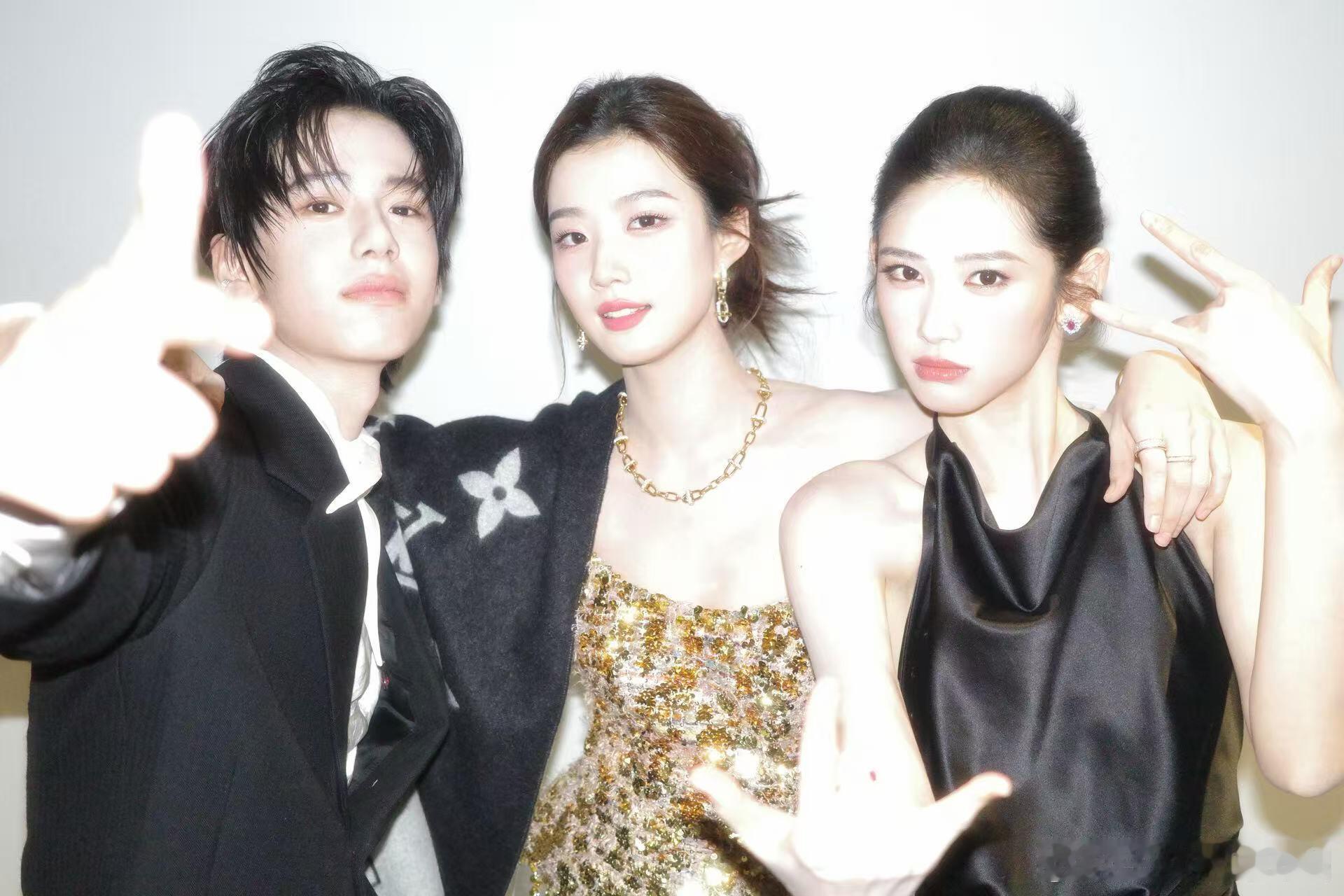 喜欢看卢昱晓的合影分享～