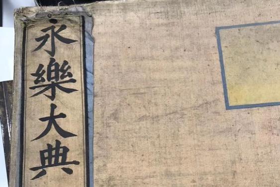 1983年，山东男子孙洪林正欣喜地试穿母亲为其纳制的千层底棉鞋，忽觉鞋帮处隐约有