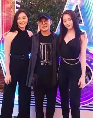 62岁李连杰成“晒娃狂魔”！三女儿镜头下，硬汉变“女儿奴”撒糖啦！5月15日，