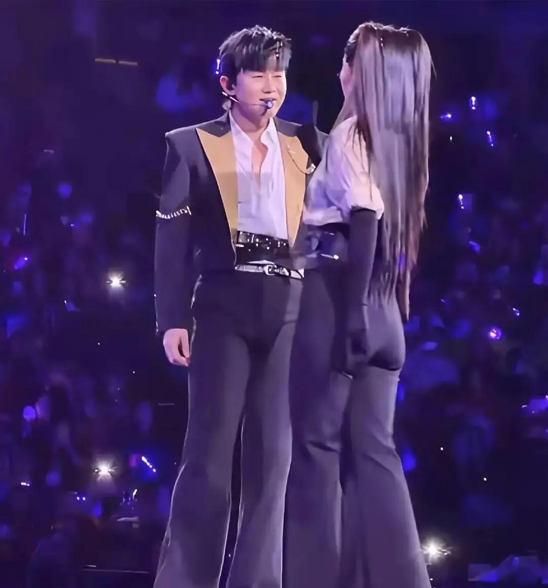 张杰成都演唱会把谢娜请上台，俩人边唱边跳，裙子甩得比鼓风机还猛。我坐内场第五排