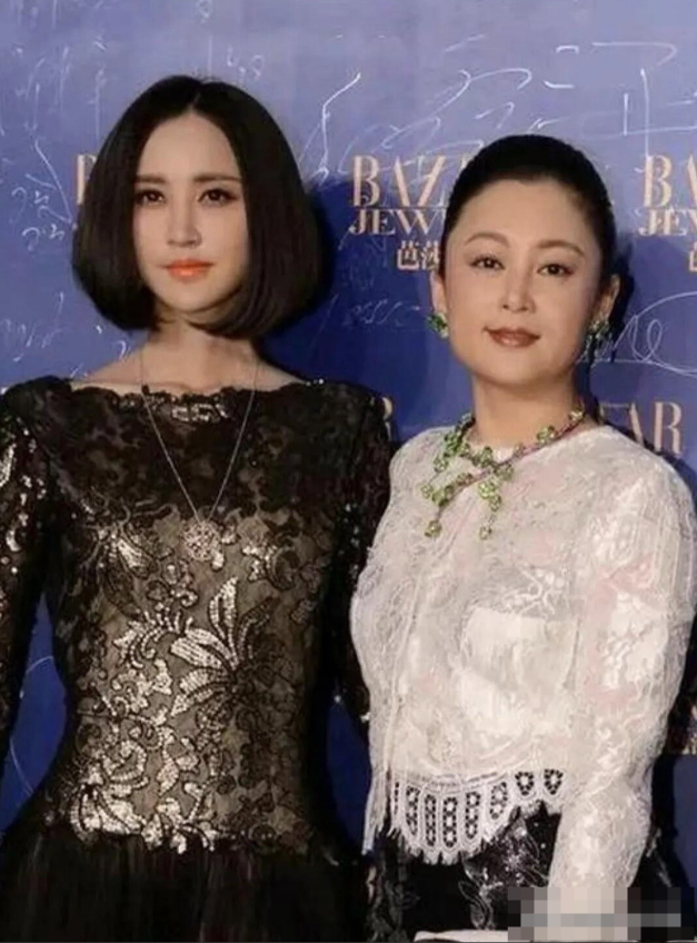 说陈红是古典第一美人，有点吹捧过高了，看她站在张歆艺的旁边，又矮又胖的，没有明星