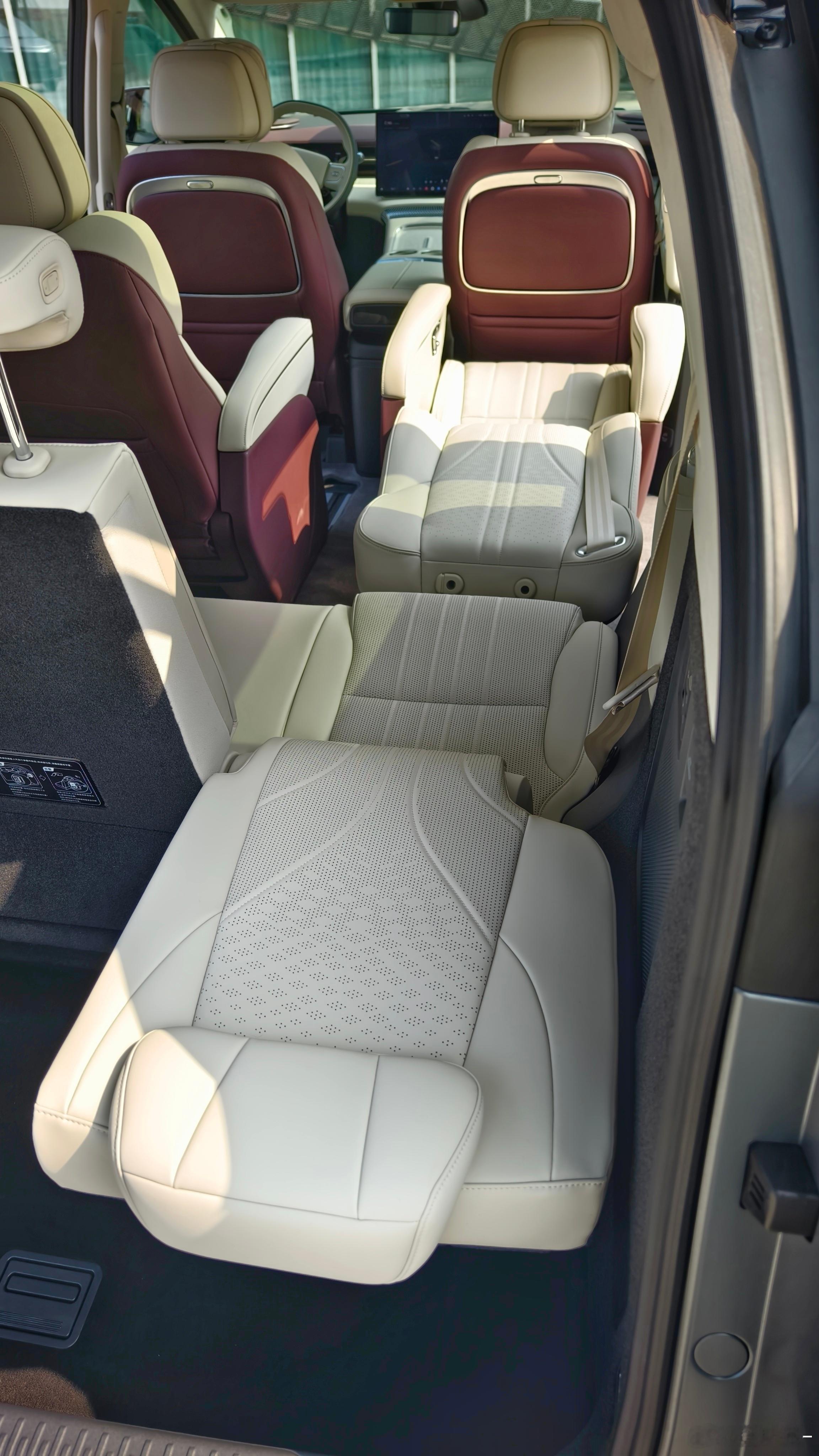 打卡全新纯电X9：续航提升了，第二排太空椅基础上保留中间过道、新增了坐垫安全气囊