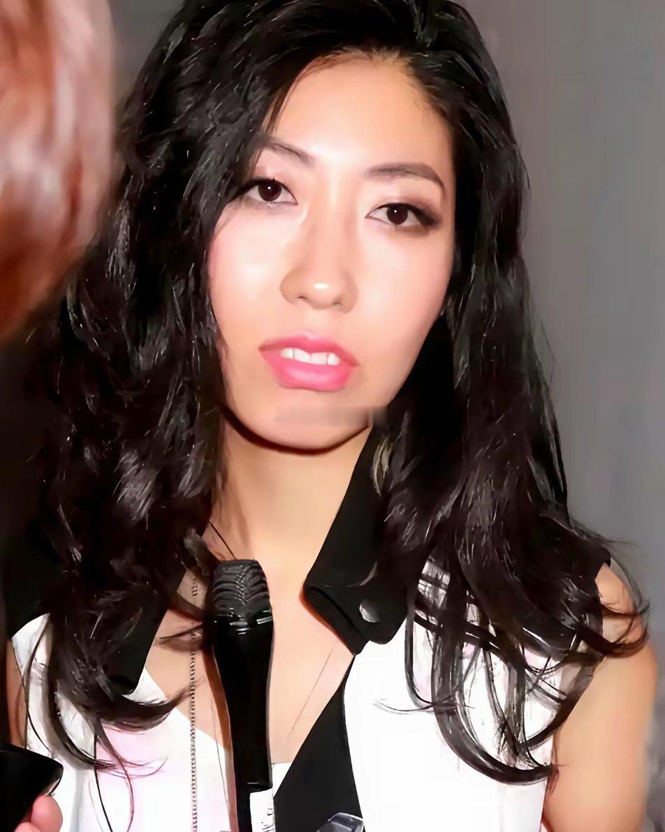 曲婉婷的颧骨怎么这么高了，去医美垫起来的吗？