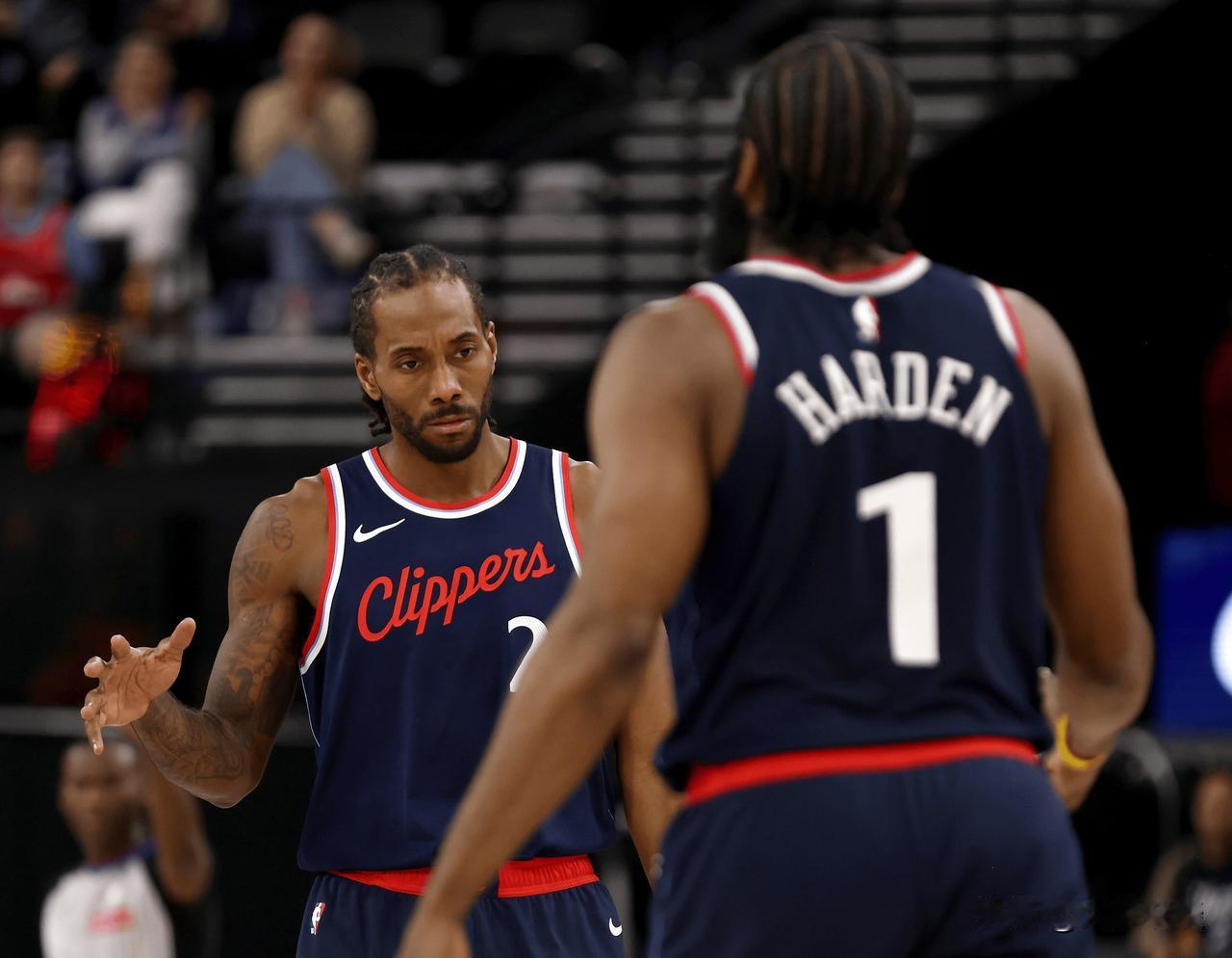 有个能外弹的中锋，伦纳德和哈登进篮下可太轻松了！外线站着一个进了9个三分的洛