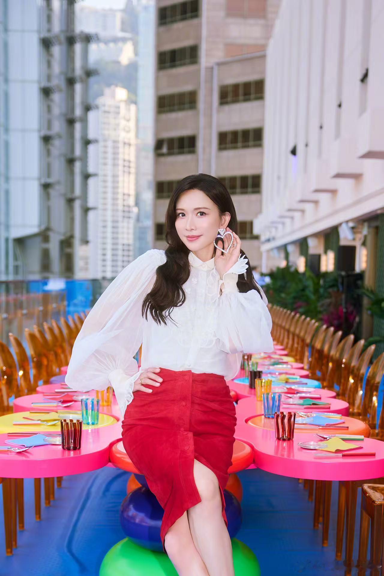 林志玲温柔的底色是善良岁月沉淀下来的从容与温柔，在林志玲身上体现得淋漓尽致，不张