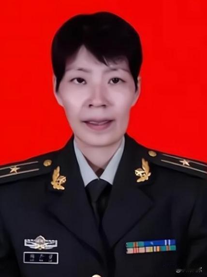 1992年，一名武警战士单独押送4名不法分子返回中队，突然，一名歹徒冲上来紧紧抱