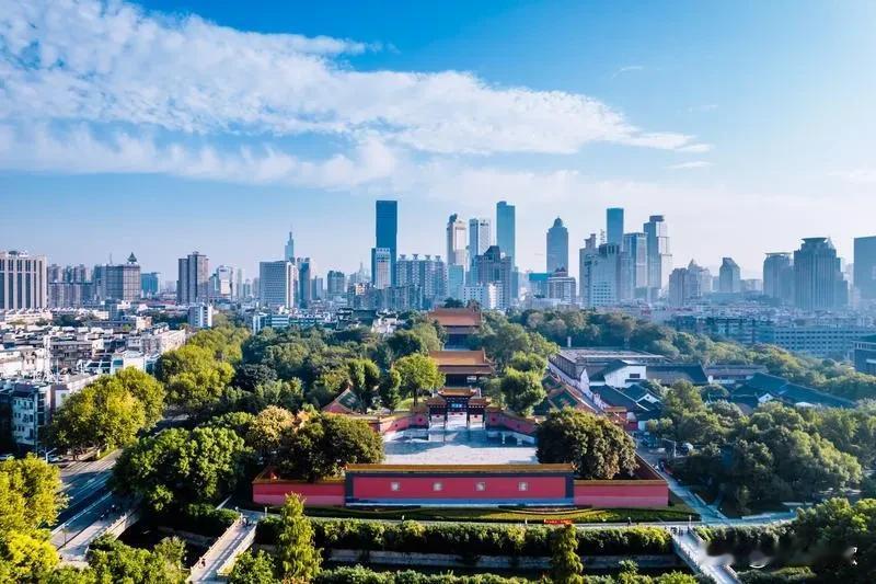 祖国才是家！最近听到一个不好的消息，我的一位亲戚在80年代大学毕业以后，哥俩在