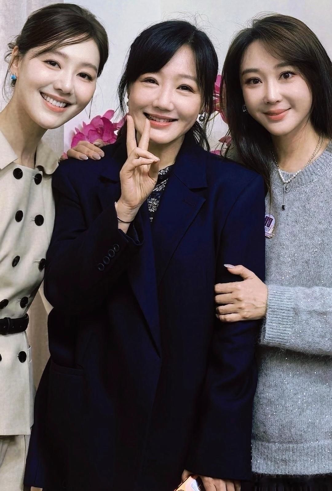 胡歌前女友参加聚会，47岁薛佳凝还不老，娃娃脸太能经得起岁月考验了，除了眼睛稍微