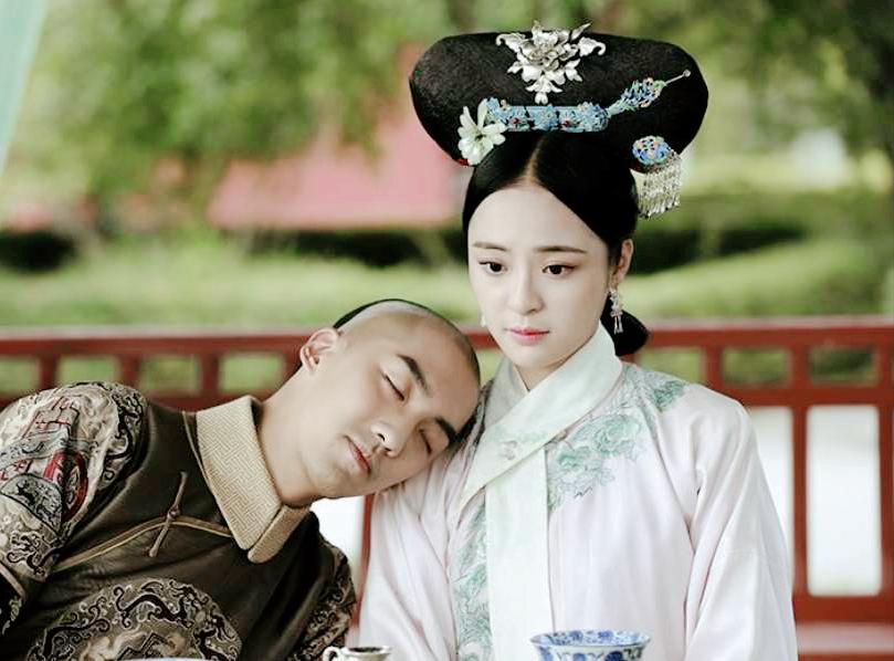 1702年，雍正一个人在喝酒，一个小宫女悄悄来到他的身后说：“贝勒爷，奴婢陪您喝