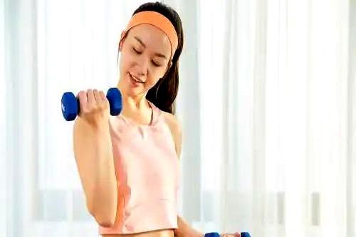 冬季想要减肥，做这5个动作就可以了。我好像看见她一开始拿起那对哑铃时的费