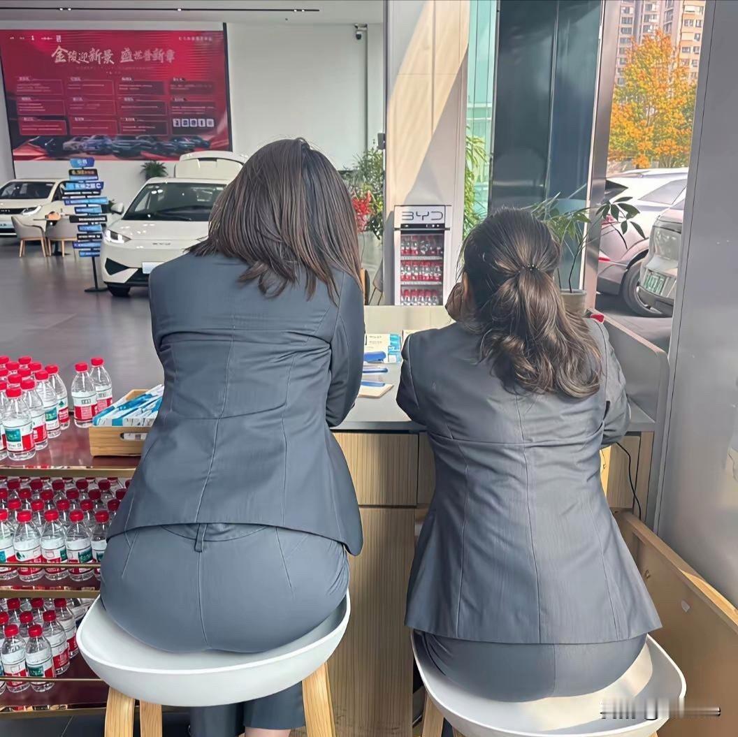 办公室里的两位美女，背对着镜头，专注工作，尽显专业风范！💼💻