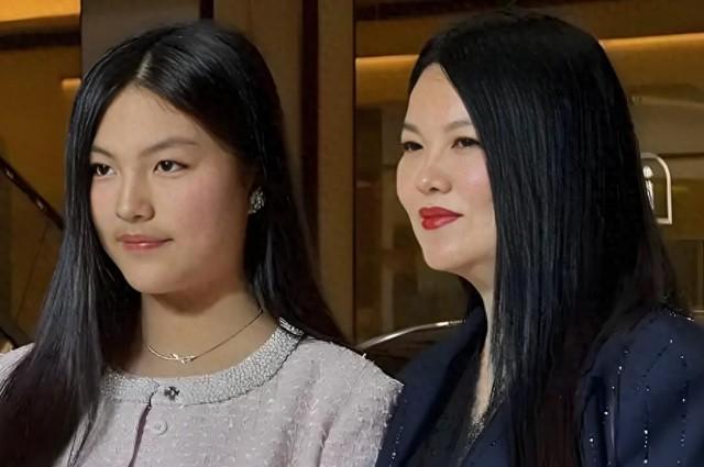 49岁李湘英国看马赛，母女俩穿透视装引热议，被嘲像两个老姐妹红裙蕾丝全透视。