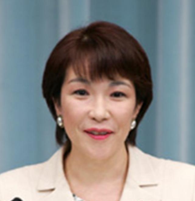 7月2日这天，一位外交官把日本报纸翻开了：翻一篇，翻两篇，翻完一摞之后，他发觉一