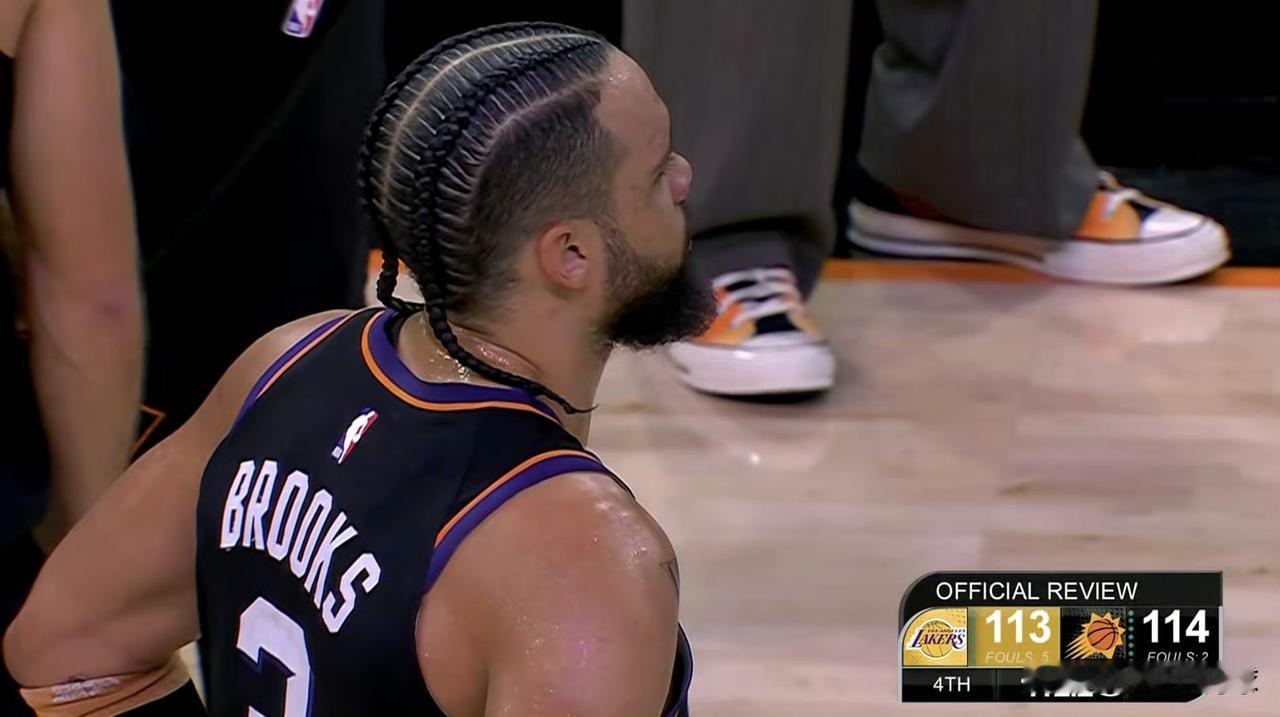 狄龙兴奋过了头！第四节最后15秒，布克抢投三分球未能命中，但他抢下前场篮板后