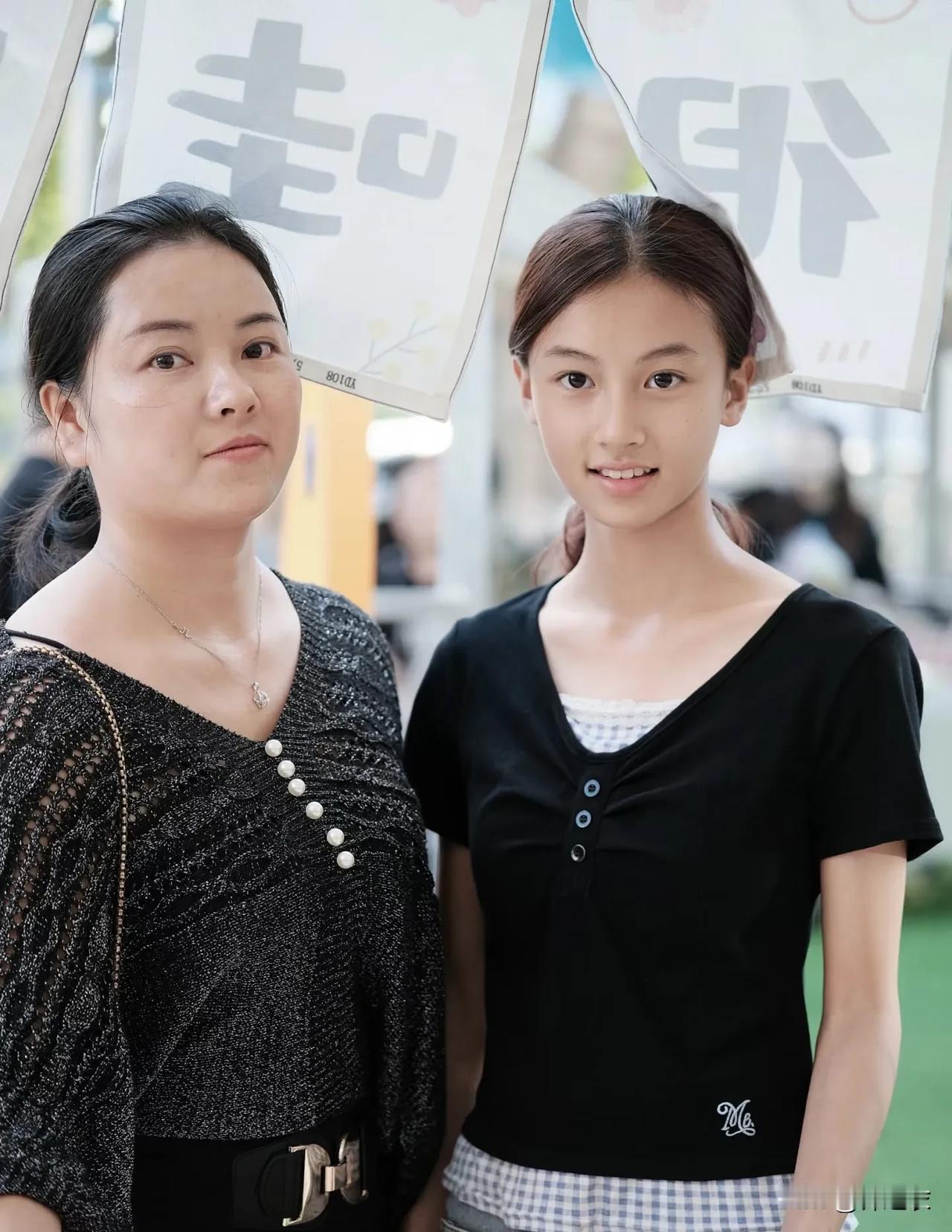 南阳女孩七七，人家年纪才14岁，脸长得又好看，四肢又长，体态又好，五官也很是精致
