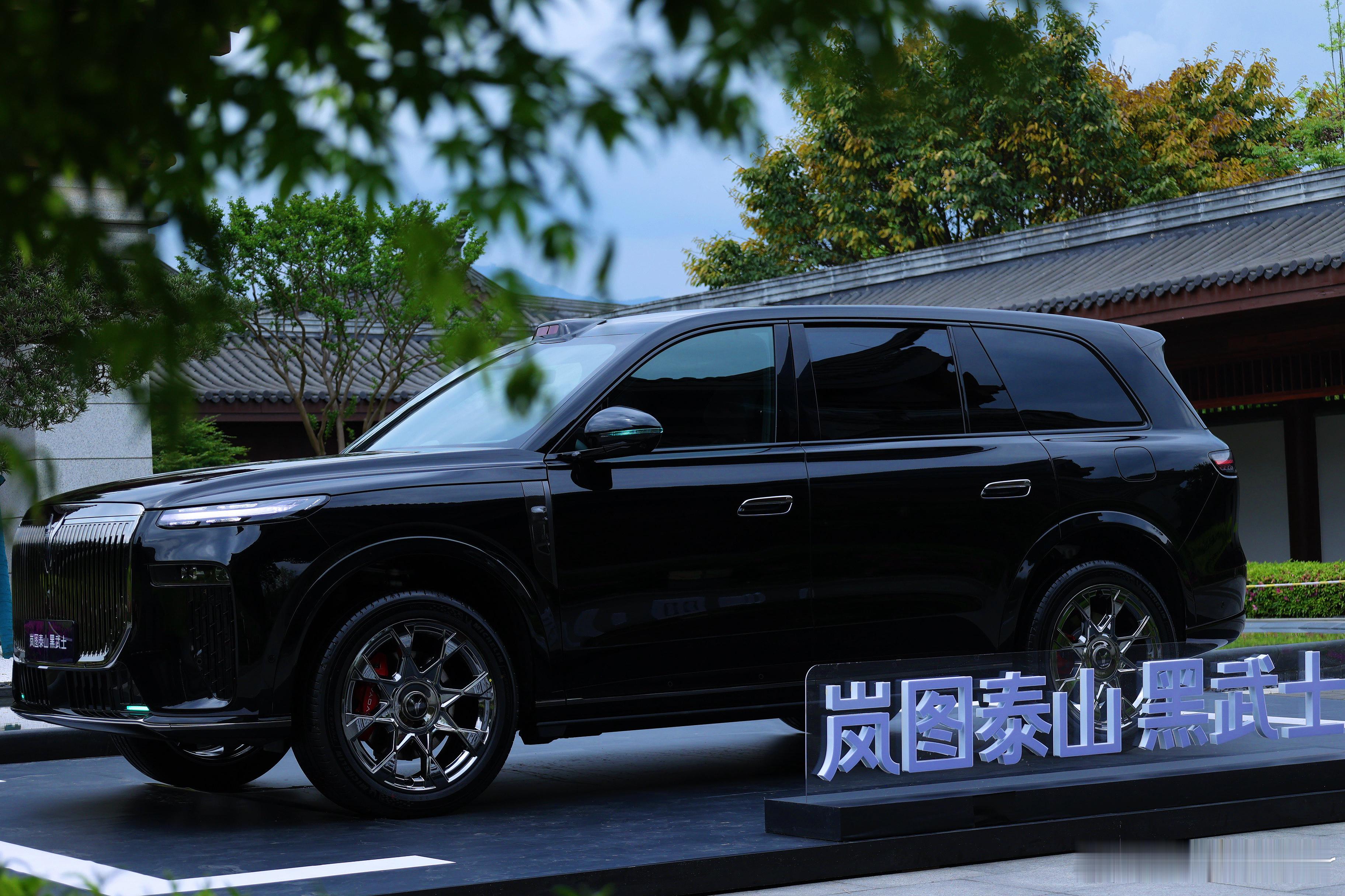  岚图泰山黑武士，重新定义9系旗舰！谁说黑武士只能讲征服？藏锋于内，不怒自威——