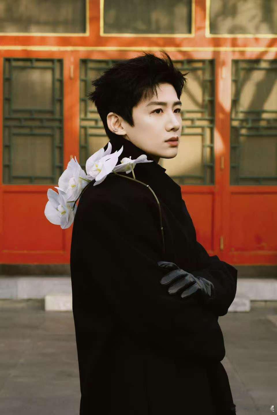 白敬亭兰花倚肩白敬亭黑衣墨扇白敬亭兰花倚肩，黑衣墨扇，[大笑][大笑][大笑]