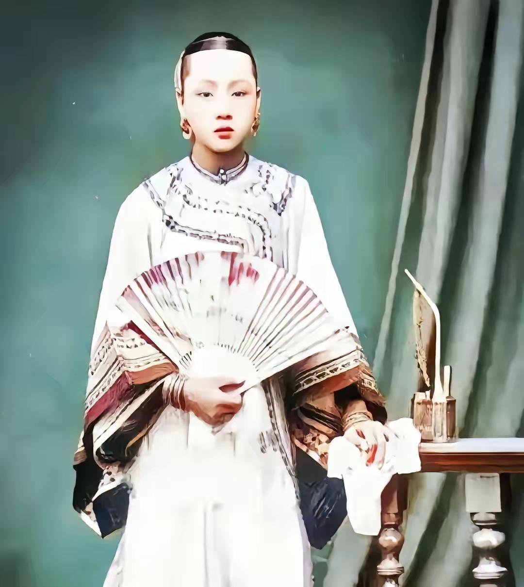 1863年，41岁的李鸿章大婚，娶了24岁的赵小莲。洞房花烛夜，赵小莲给他立了三