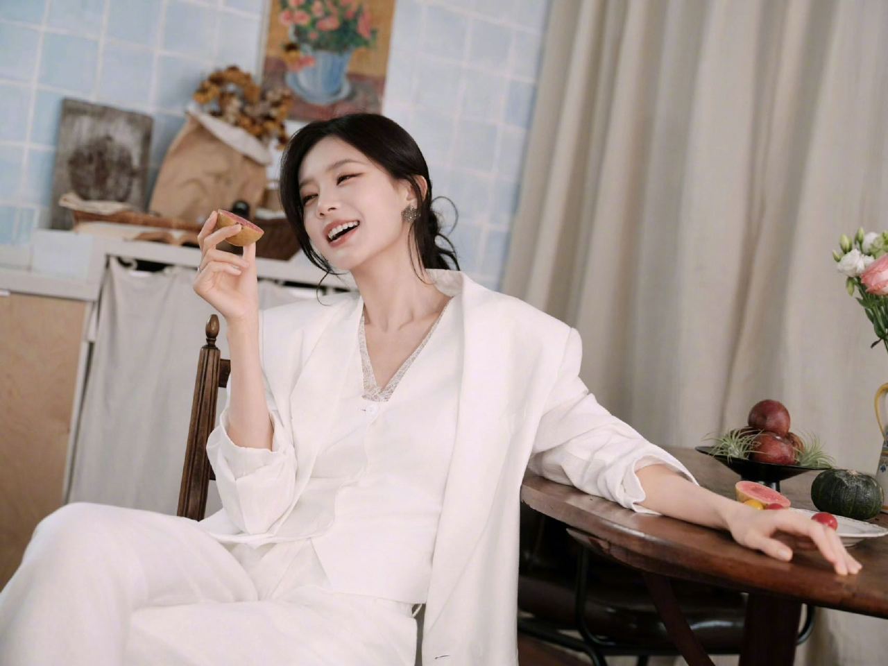 谁把李一桐挤成这样了哈哈，这“挤”字用得也太有画面感了！明明是颜值爆棚把镜头都挤