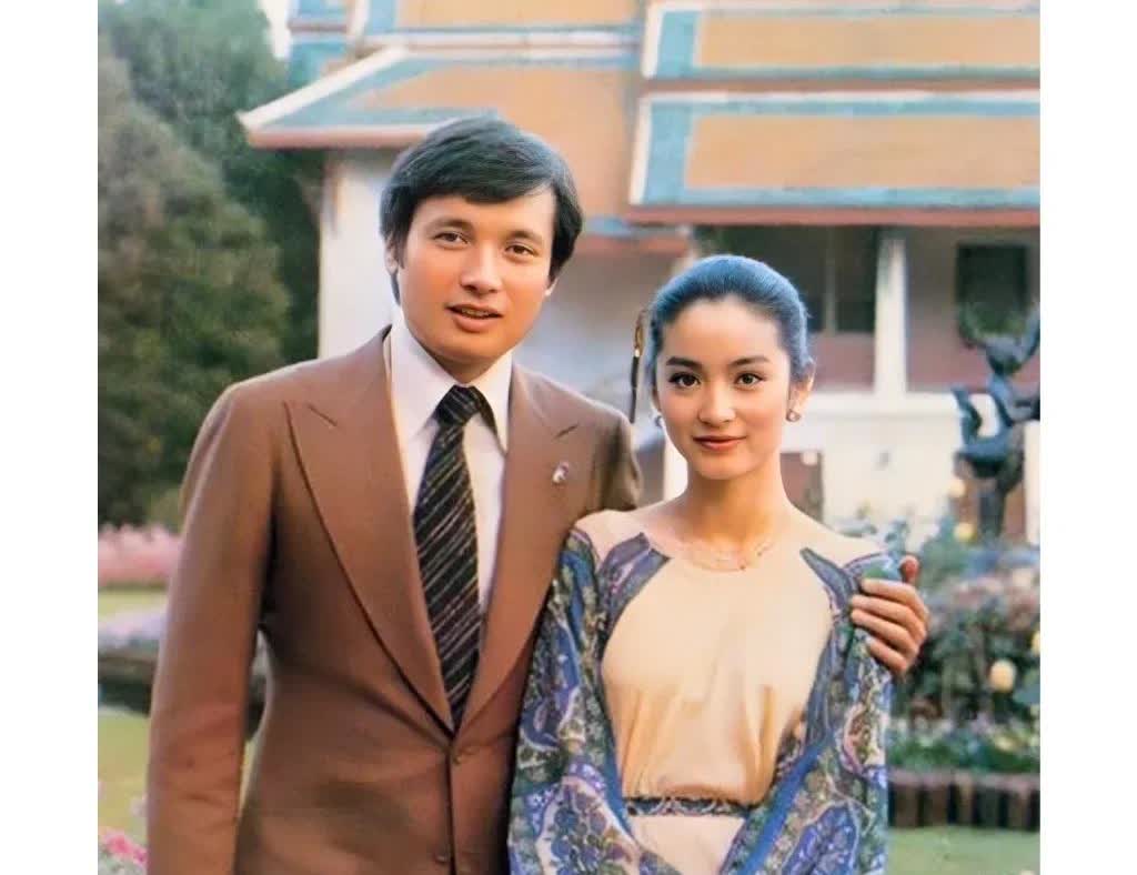 这张照片拍摄于1979年，秦祥林与女友林青霞在泰国的留影旧照，那时候秦祥林31岁