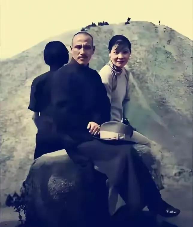 很诡异的一张照片，蒋大总统两口子合影，竟然还有人敢抢镜头。你知道后面那个人是谁吗