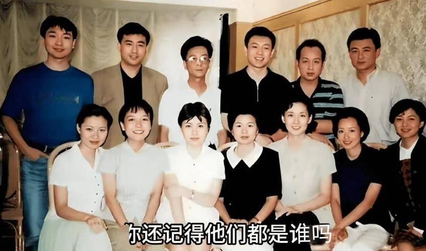 一张97年的国脸大合照：后排的康辉风华正茂，张宏民胖瘦合度，杨柳气质尔雅，罗京目