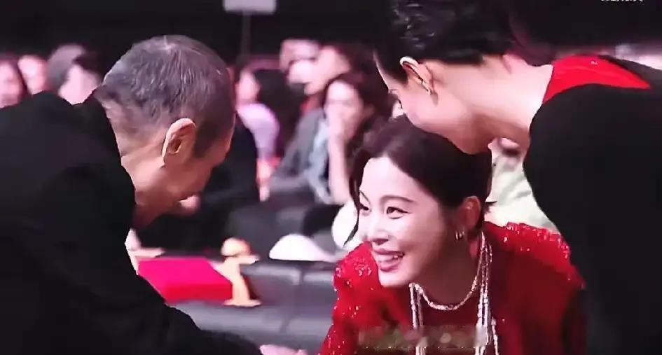 内娱红毯的“遮羞布”，被倪妮一个动作彻底扯下。别看裙子，别看珠宝。镜头扫过，