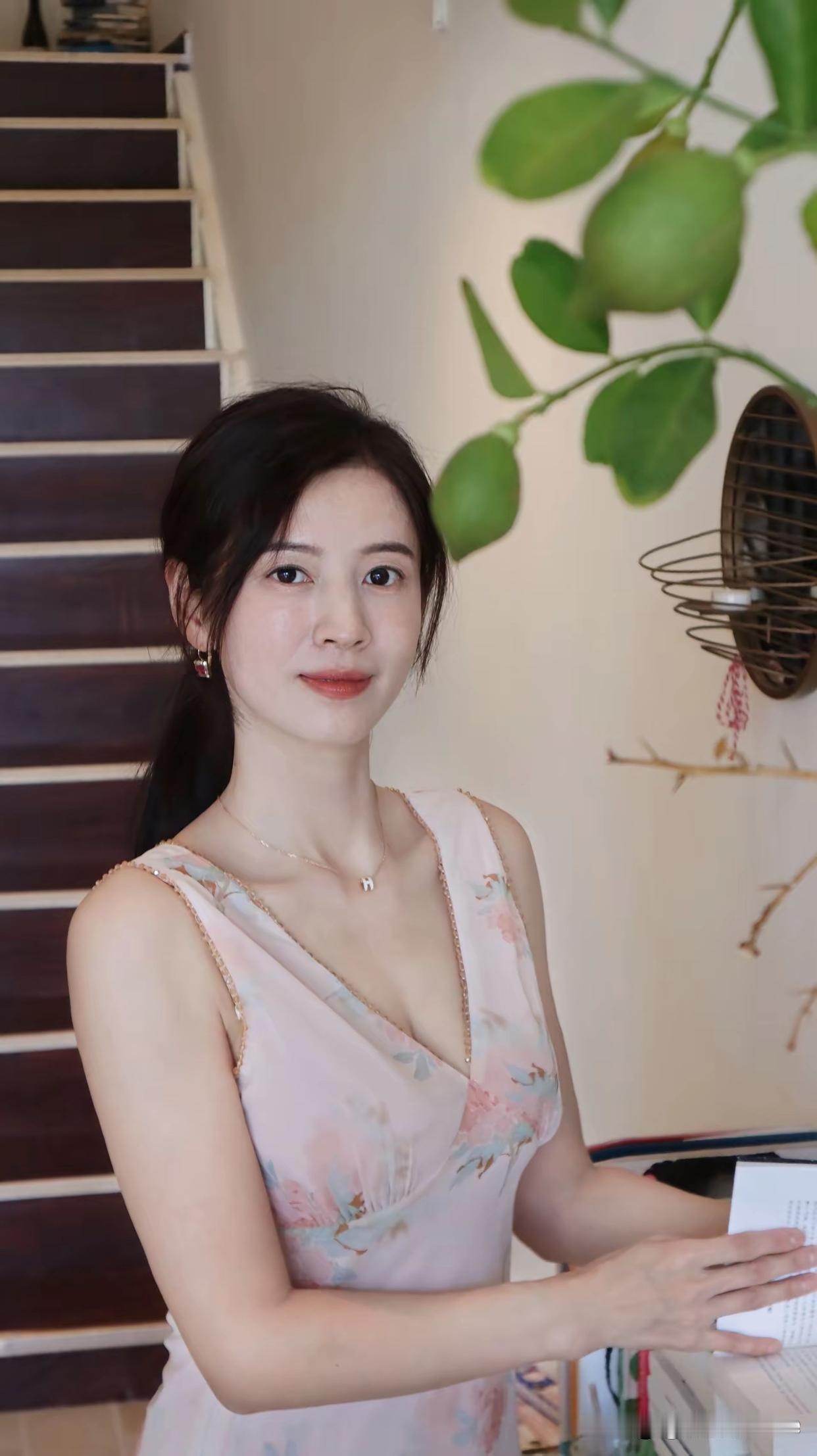 温柔时光，静享美好，花裙飘逸，自然相伴。