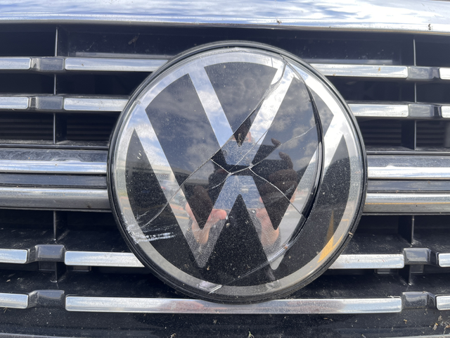 新款速腾前车标更换家人们，谁懂啊，跑个高速，在服务区发现车标坏了，关键是被什么