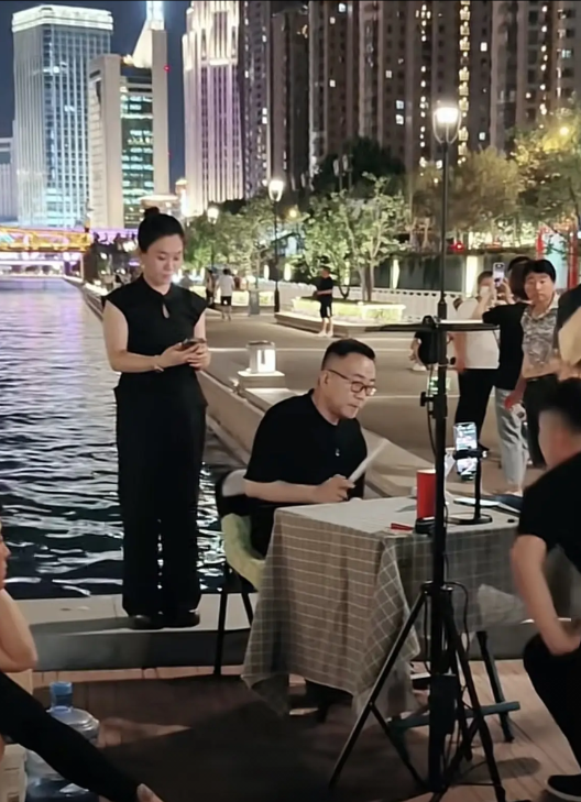 天津“杨议”再战海河带货了！实话实说对于60多岁的老人确实比较钦佩！