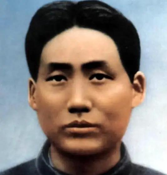 1927年，毛主席被捕之后，在押往刑场的途中，突然对一名团丁说道：“老哥，我腿疼