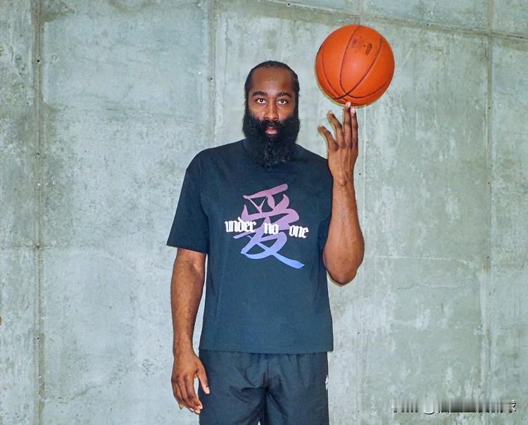 哈登在NBA是真不受待见，拿个三年9700万续约合同都在说不配？看看米切尔9个