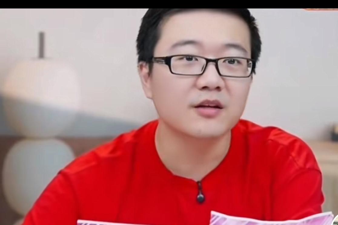 莱维说：现在的大迪和梁靖崑差不多，脖子底下都是“大满贯”，关键时刻能够顶得上，特