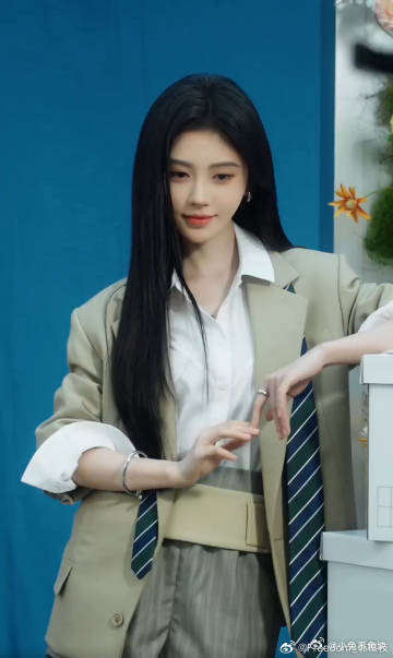 鞠婧祎走路姿势谁看了鞠婧祎走路不感叹一句“会走”！穿西装套装时腰背挺直，步伐沉