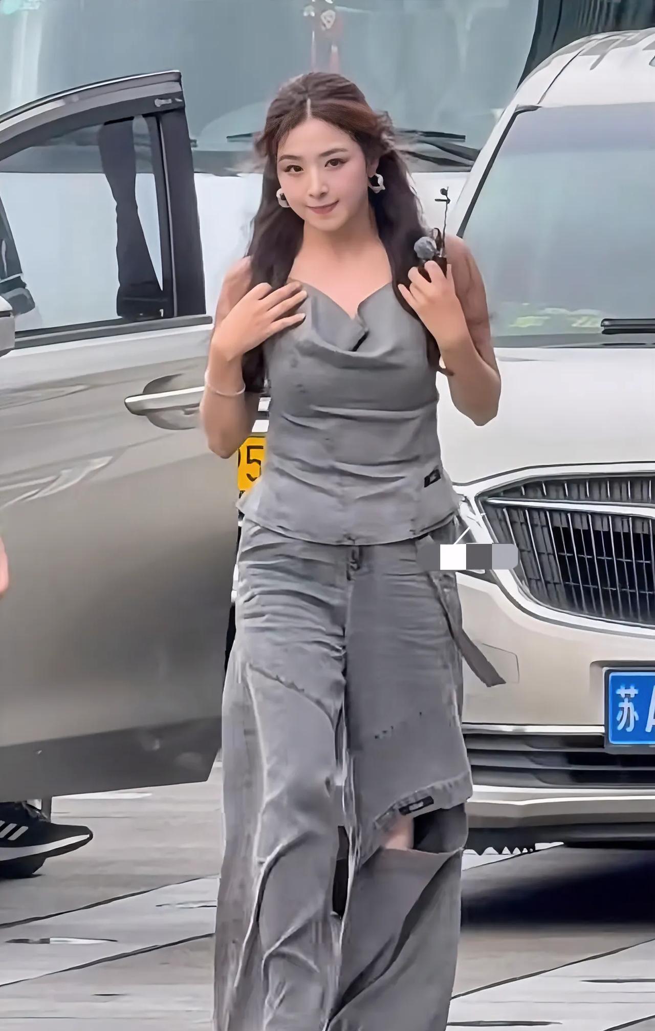 其实她才是娱乐圈的顶流，从我小的时候她就红了，现在居然还是那个样子，而且微微有