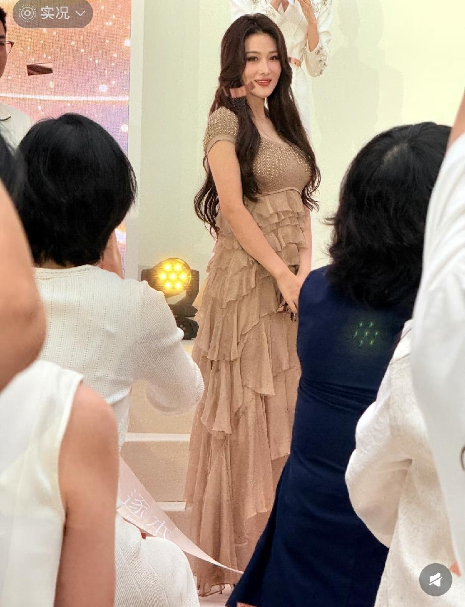 9月22日，张馨予全新拍摄写真花絮曝光，无修图遭吐槽，原来是照骗，她也挺胖的，第