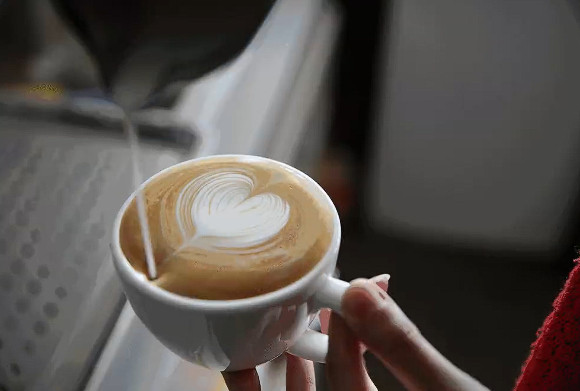 瑞幸把咖啡健康卷明白了【建议喝咖啡的时候加杯奶】丹麦哥本哈根大学发表的两项研究