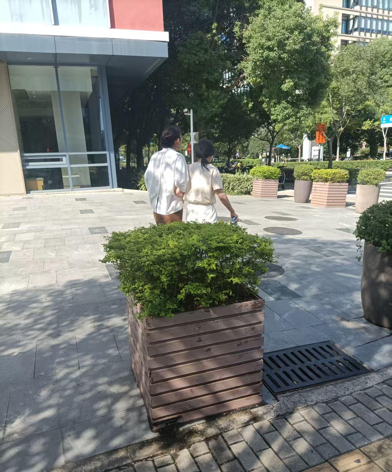 爸爸当年铁了心要离婚，想和“真爱”双宿双飞。妈妈哭到昏厥、以死相逼，他却不为