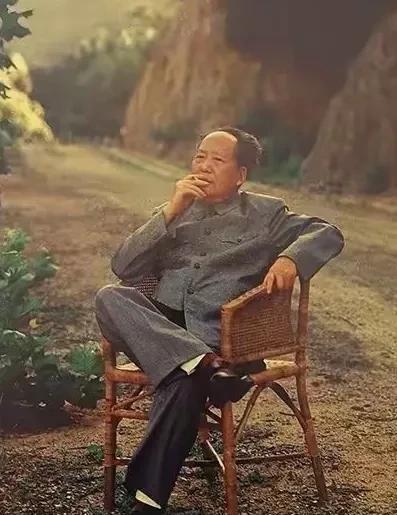 这应该是一张经过修复过的老照片，感觉有点不像是原始照片呢，整个照片的背景和这把藤