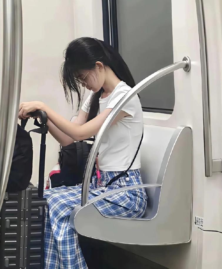 坐有坐相超斯文，一看家庭教养就好